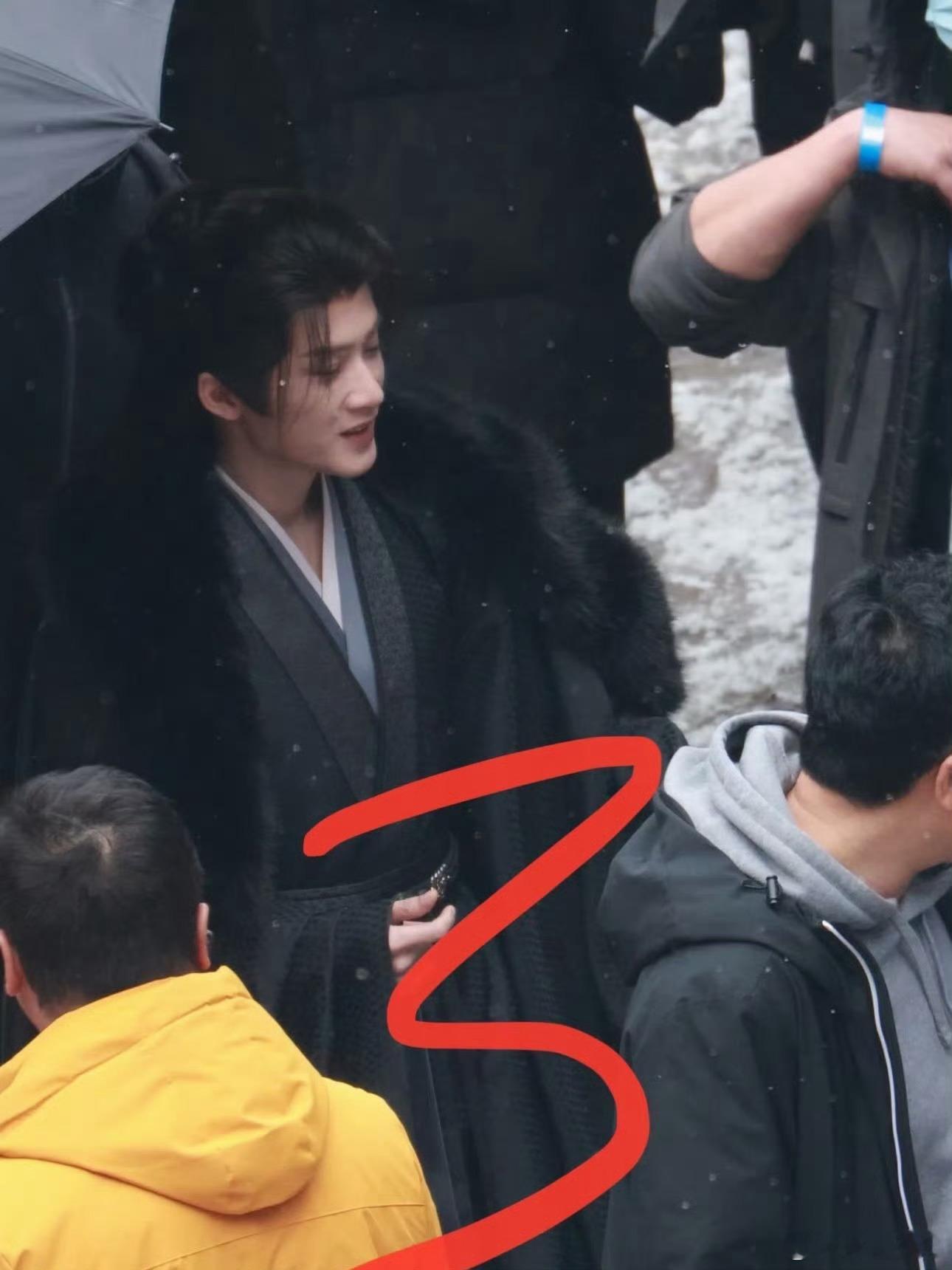 檀健次何不同舟渡首个路透谁被谢却山的路透美到失语！檀健次的生图太能打，自带清冷滤