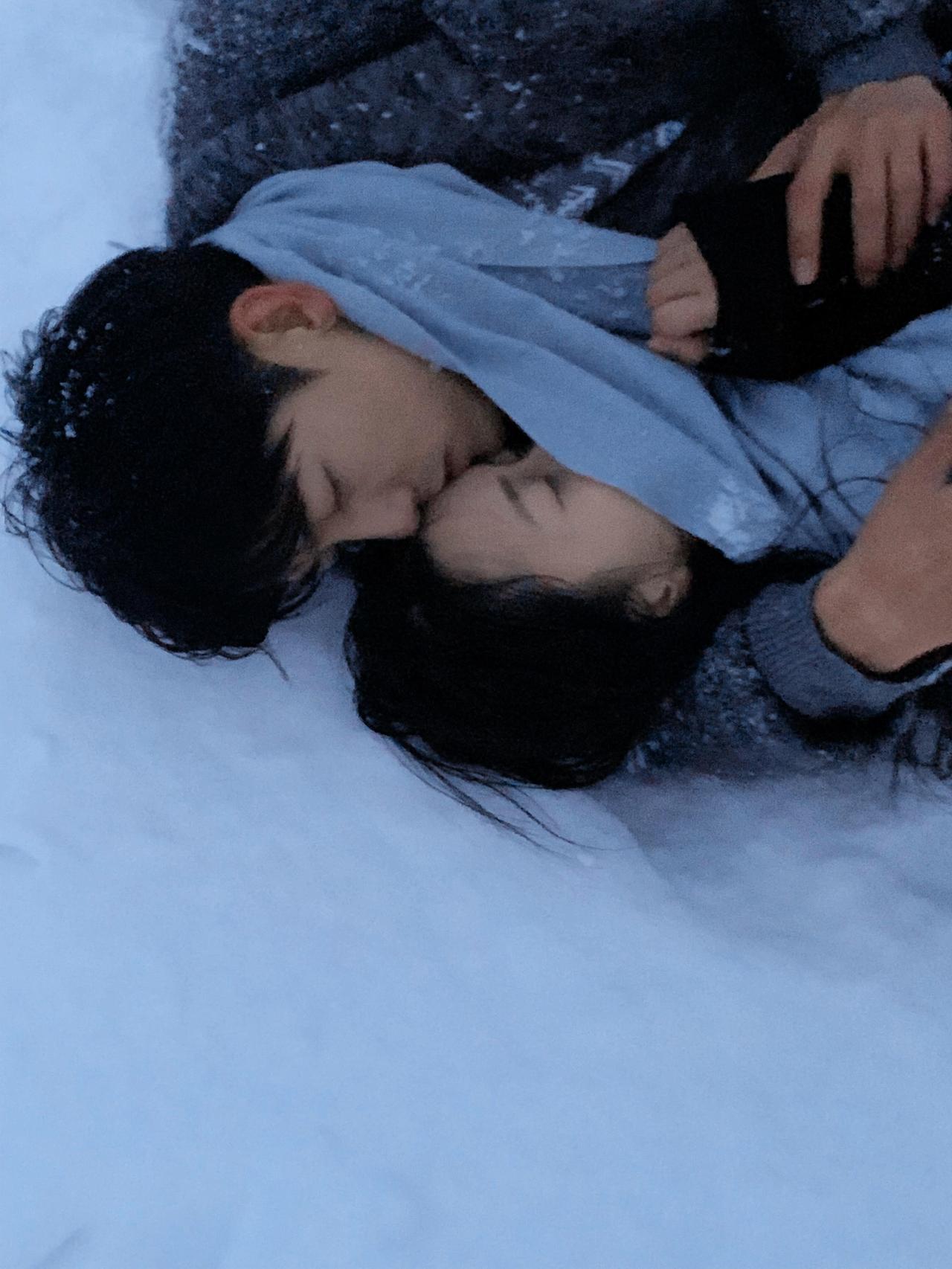 作品保留了冬日自然光线的质感，又通过人工补光强化了情感的温度，让光线成为情感的载