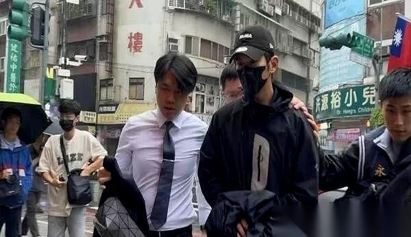 大半夜刷到，陈柏霖修杰楷被警察带走了。
我心咯噔一下，这俩浓眉大眼的，能干啥坏事