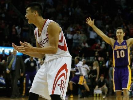 【哈登左脚挫伤每日观察 书豪肘部疼痛仍参加训练】11月9日报道：据《休斯敦纪事报