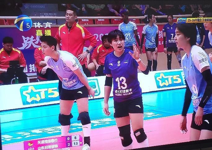 镜头不断给到现在场边的主教练陈方教练，陈方教练一脸无奈的表情，天津女排发接发没有