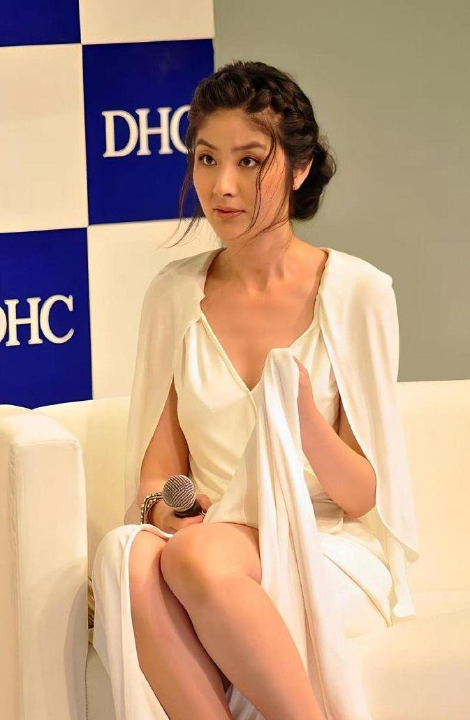陈慧琳藏得很深！
自己明明是珠宝富商的千金小姐，但是她出席活动却极少看到她身上有