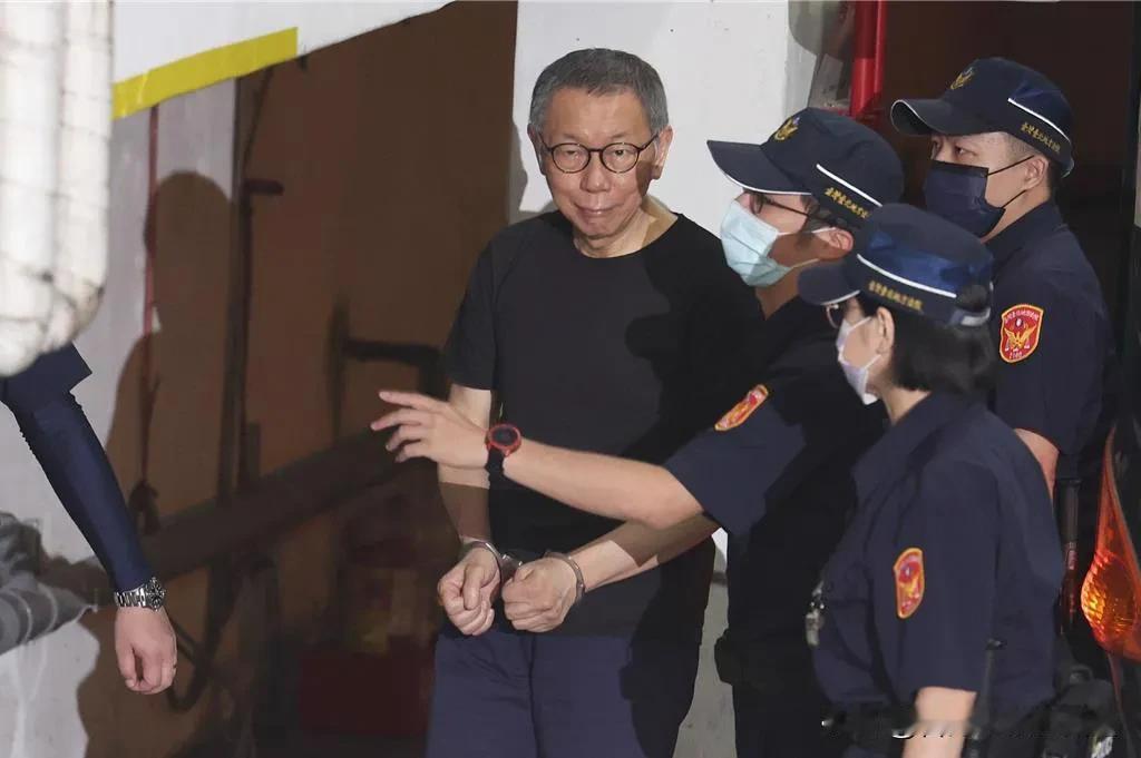 柯文哲法庭怒丢水杯喊话赖清德！台湾大叔怒怼：这是政治博弈还是司法闹剧？
 
20