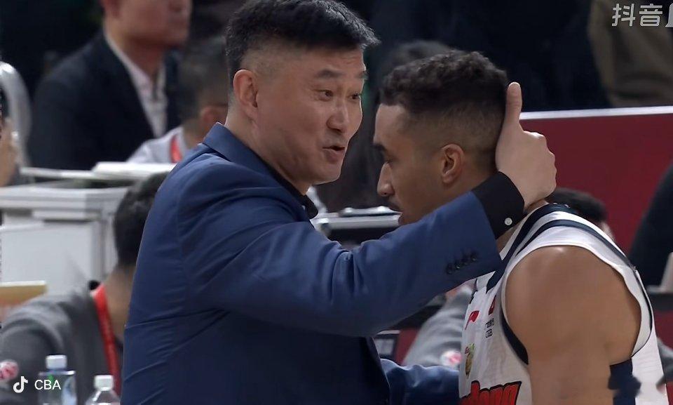 奎因这变向真帅啊，直接打停潘江指导，广东队下半场把现场打成图书馆了，咱们就是拿球