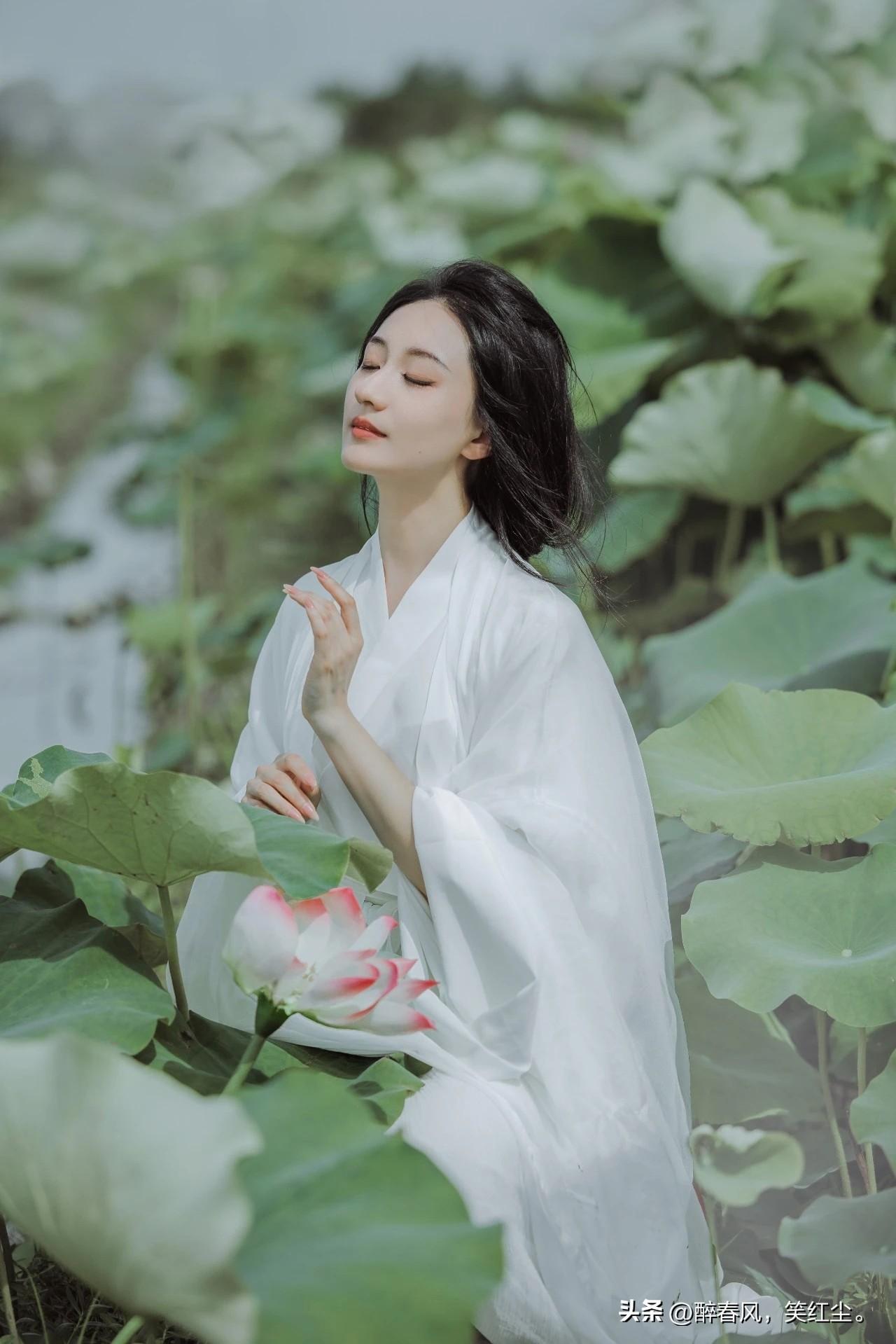 一个女子在荷花池边闭眼享受。水边氛围感美人 美女荷莲出污泥 闭眼姿态 荷花的拍照