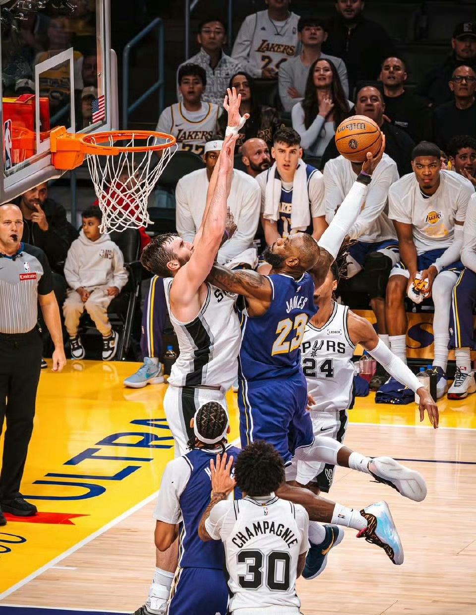詹姆斯这三次扣篮有什么共同点吗？nba ​​​