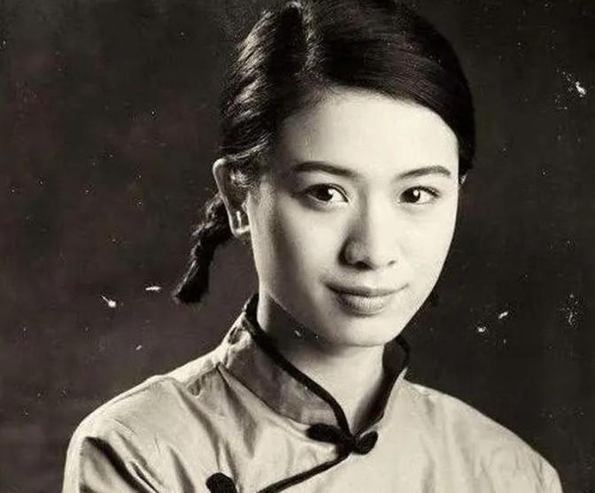 1936年，17岁少女被父亲强迫嫁给54岁并且结过三次婚的男人，少女始终不依，并