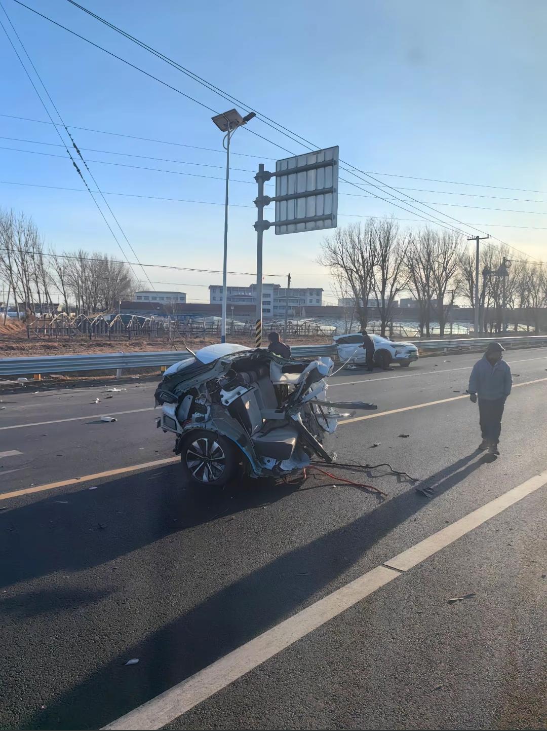 这个技术太牛了吧，车辆都这样了还没有起火！

不知道这个车是怎么样变成这样的，都