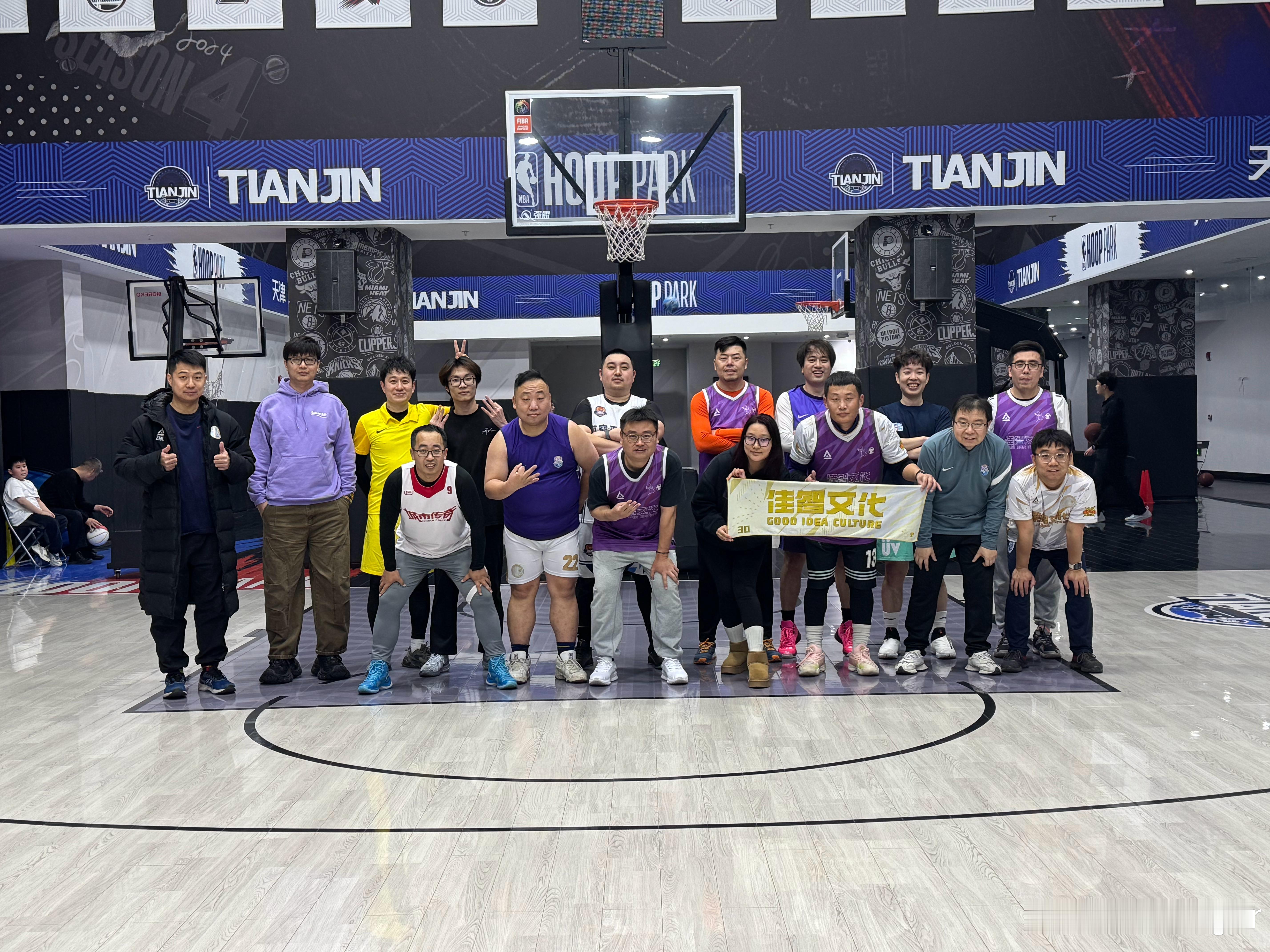 今天是佳智文化体育会篮球队活动的日子，在篮球队队长的带领下，LBK组合上演了多次