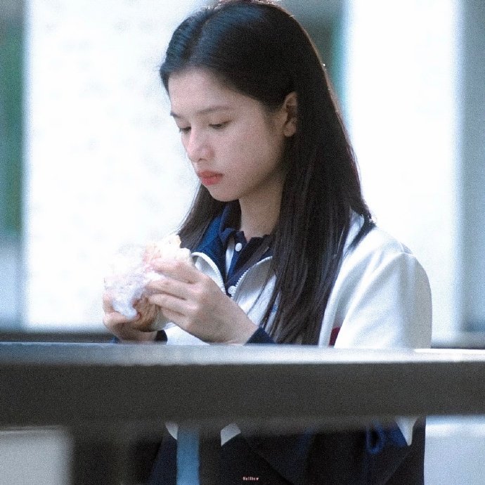 张婧仪美得像居家写真 剧中画面随手一截都像精致居家大片，张婧仪颜值太能打。容貌亮