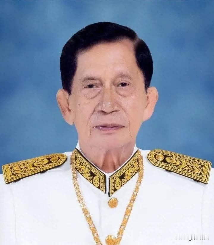比洪森靠谱，到死才被封为亲王，洪能作为洪森的二哥，同样是带兵打仗且来自农村，他事