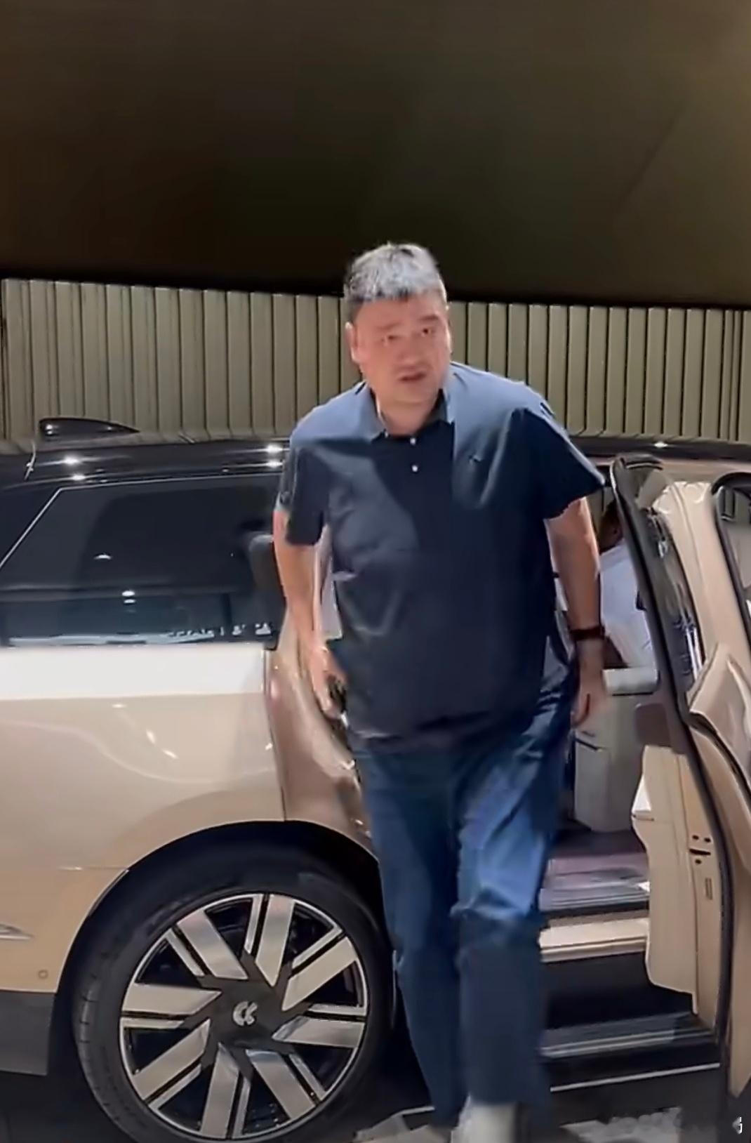 李斌姚明同看总决赛 在现场捕捉到了李斌和姚明！CBA总决赛G5正式开打，上海男篮