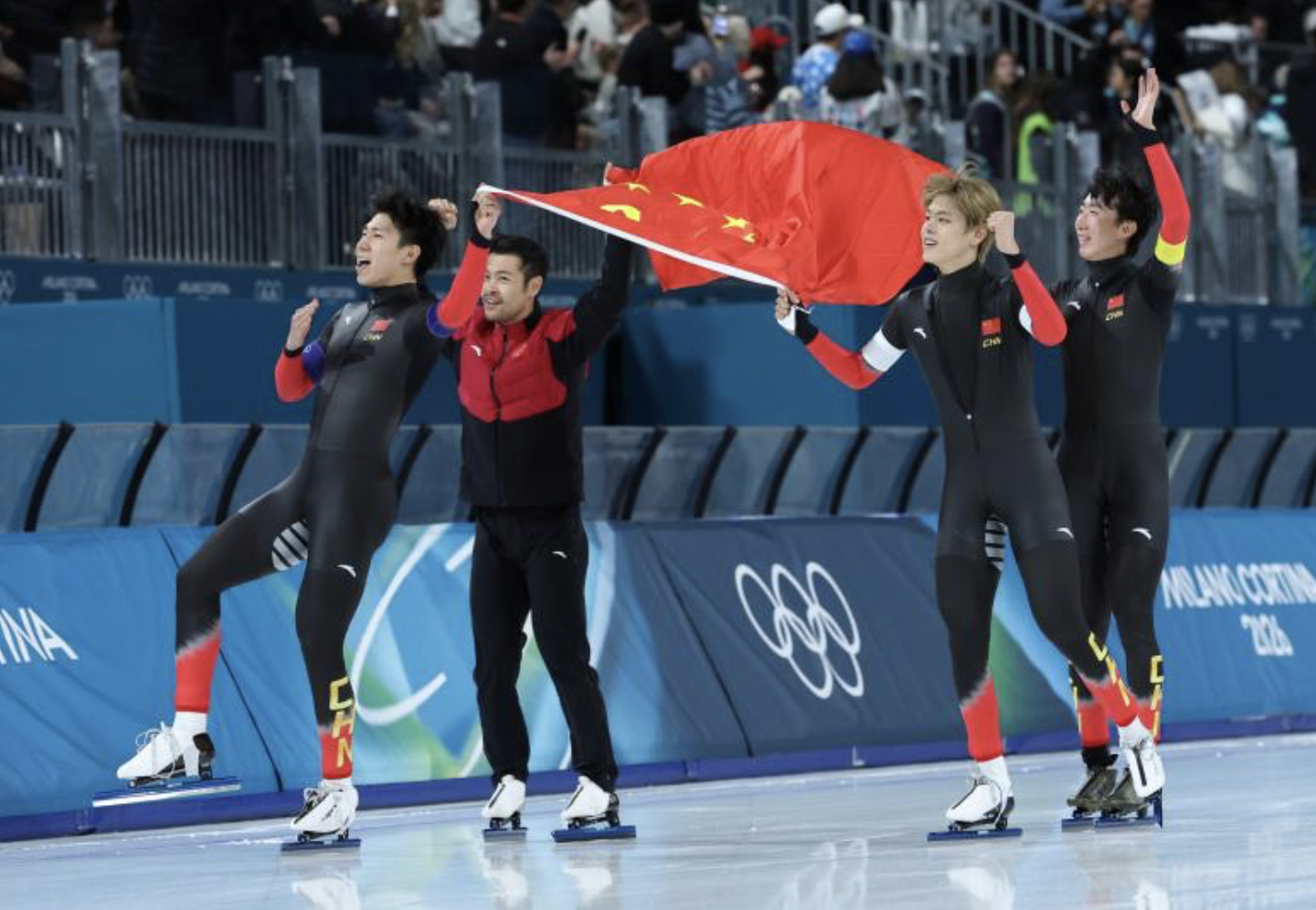 刘瀚彬夺铜瞬间绷不住哭了中国速滑男团0.09秒绝杀中国速滑男团铜牌 中国队夺得铜