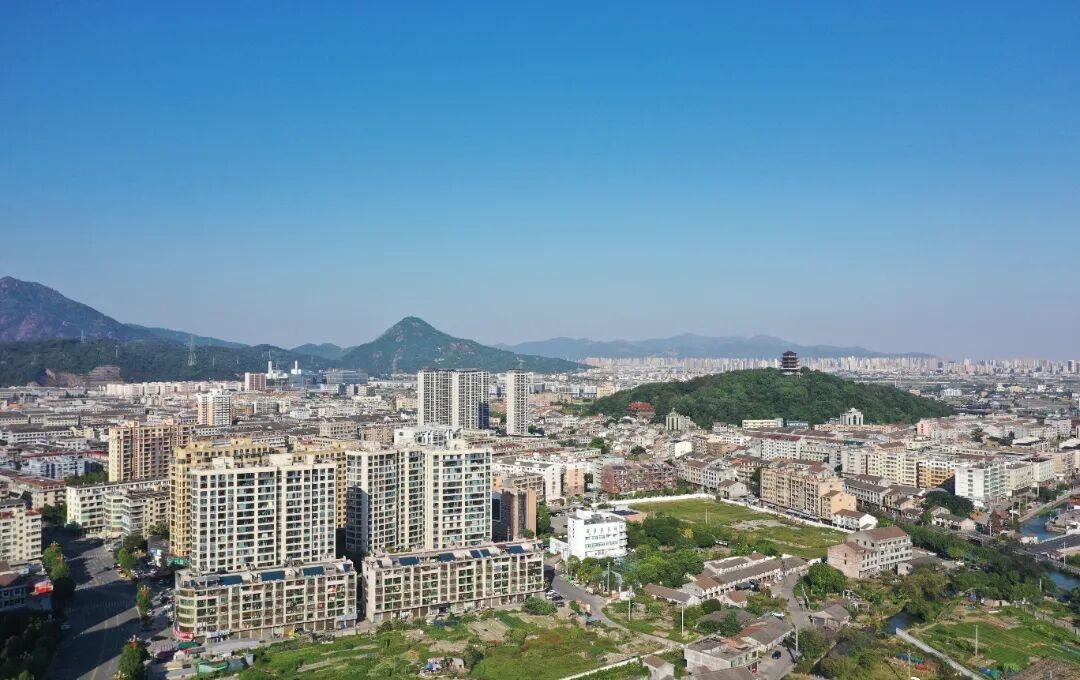 【平阳这个镇，开“美颜”了！】新闻速递 在萧江镇长兴路，崭新的沥青路面平整宽阔，