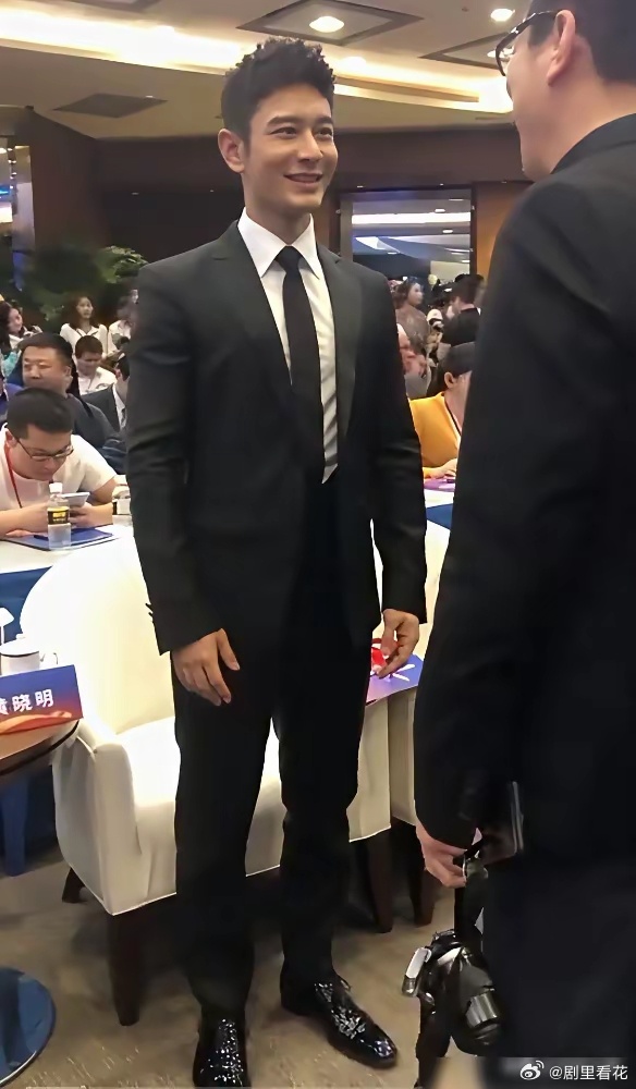 黄晓明终于承认了。对着二十出头的后辈，直接来了一句我都可以演你爸了。这话要是搁以