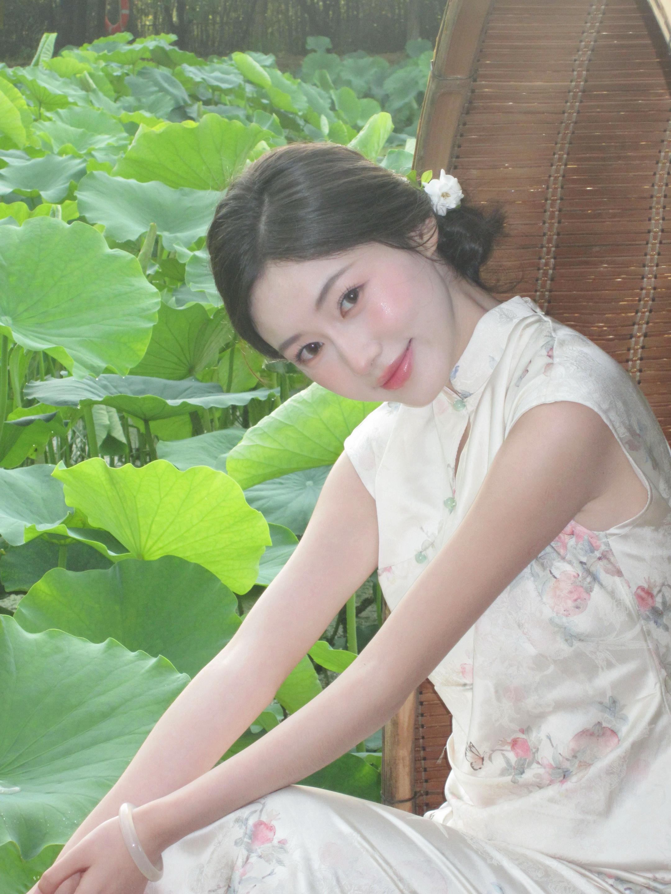 误入藕花深处。