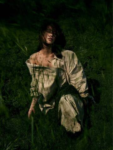 马思纯氛围感的神 看了马思纯的很多穿搭造型后，可爱风的她洋溢着青春活力，清冷风的