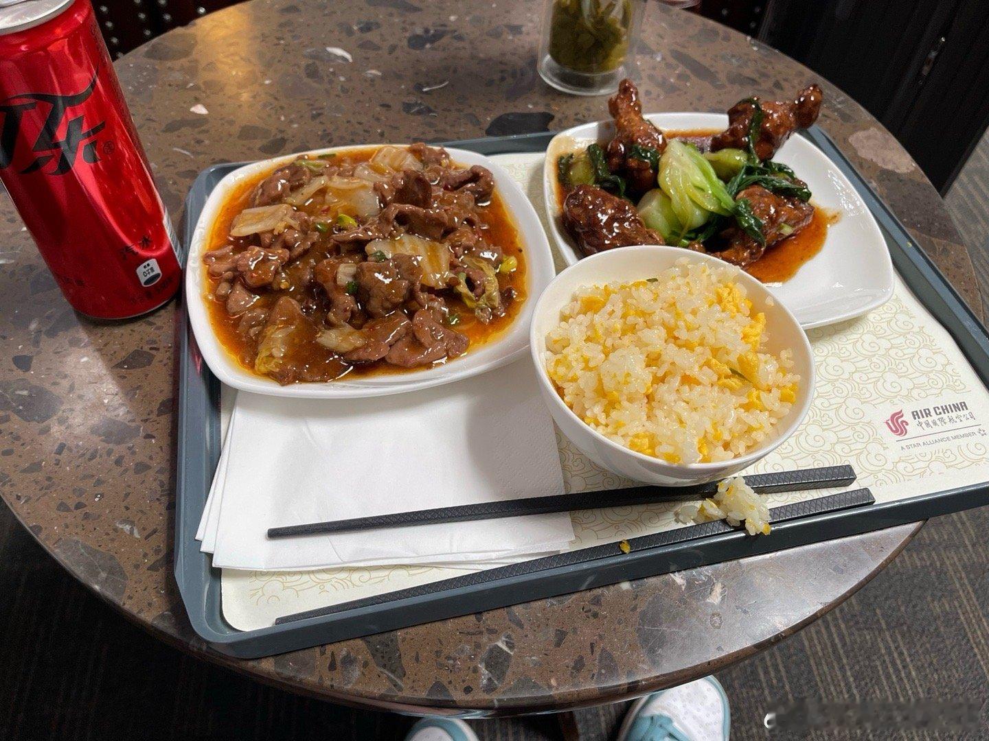 航班延误那就只能恰机场休息室的饭了今天还不错水煮肉片+卤鸡腿感觉鸡腿还不错，应该