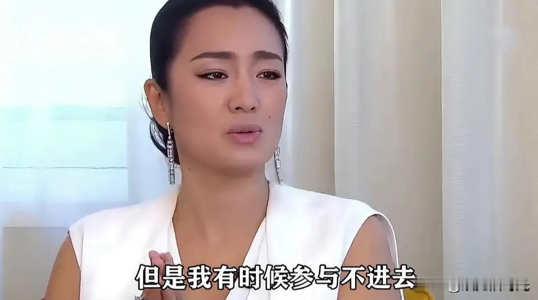 当年拍《唐伯虎点秋香》时，巩俐给张艺谋去了一个电话，诉说自己拍戏的烦恼。

那时