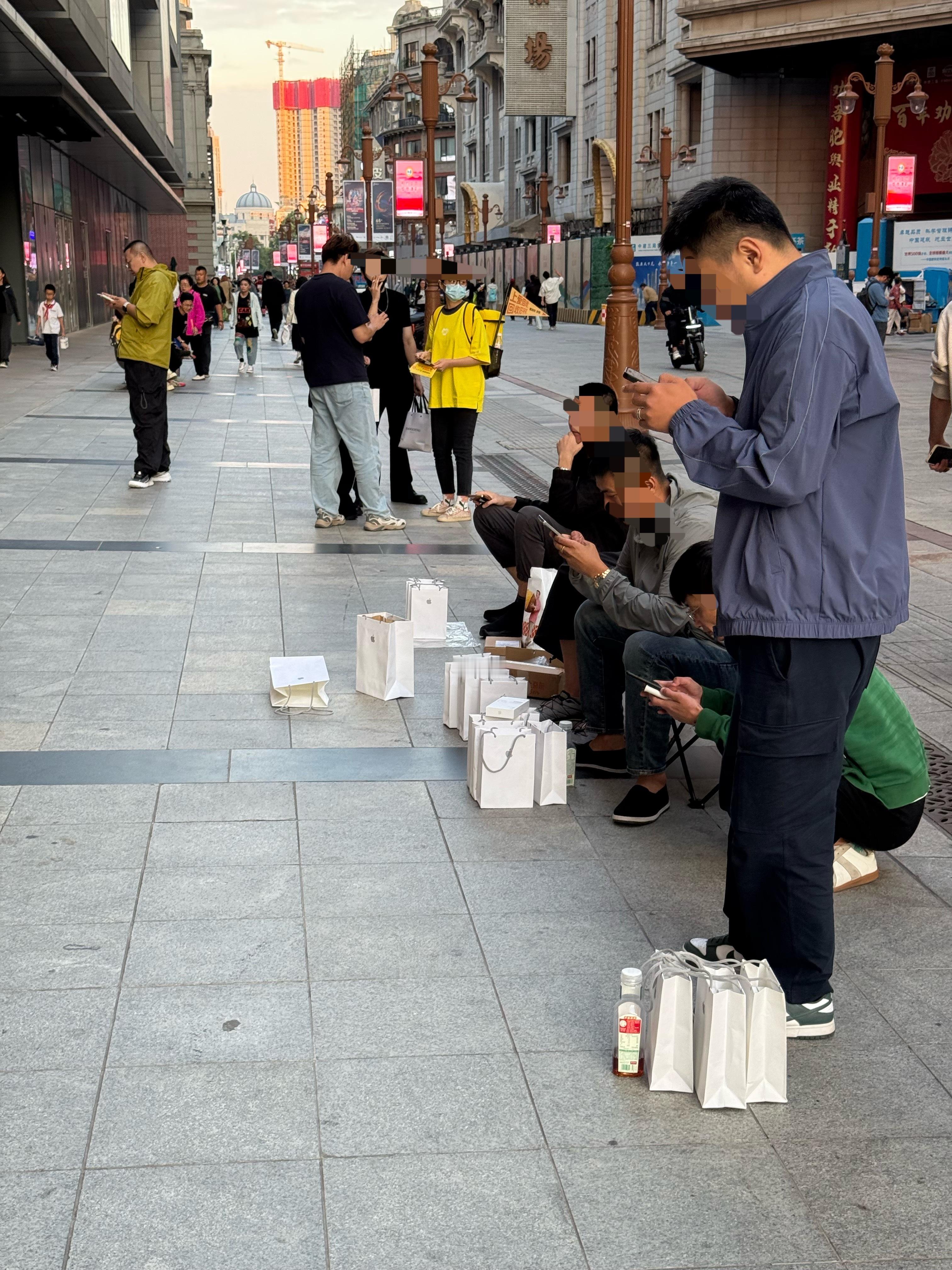 黄牛的生意不错。在这观察了一会儿，有两个人买了，都是加价了800。[衰] ​​​