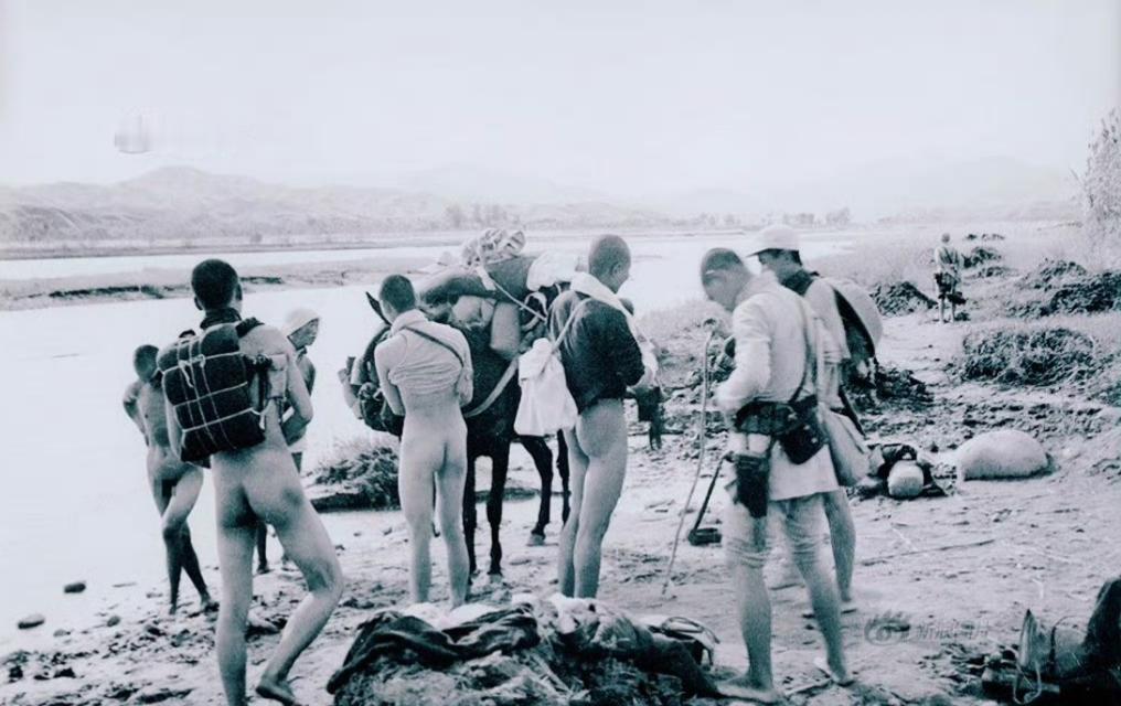 这是1939年深秋，战地摄影师沙飞拍摄的两张照片，晋察冀抗日根据地的八路军战士偷