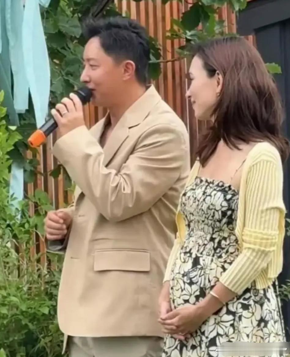 韩庚卢靖姗参加朋友婚礼 二胎孕肚明显现在回看，在同行衬托下，韩庚是不是还挺好的？