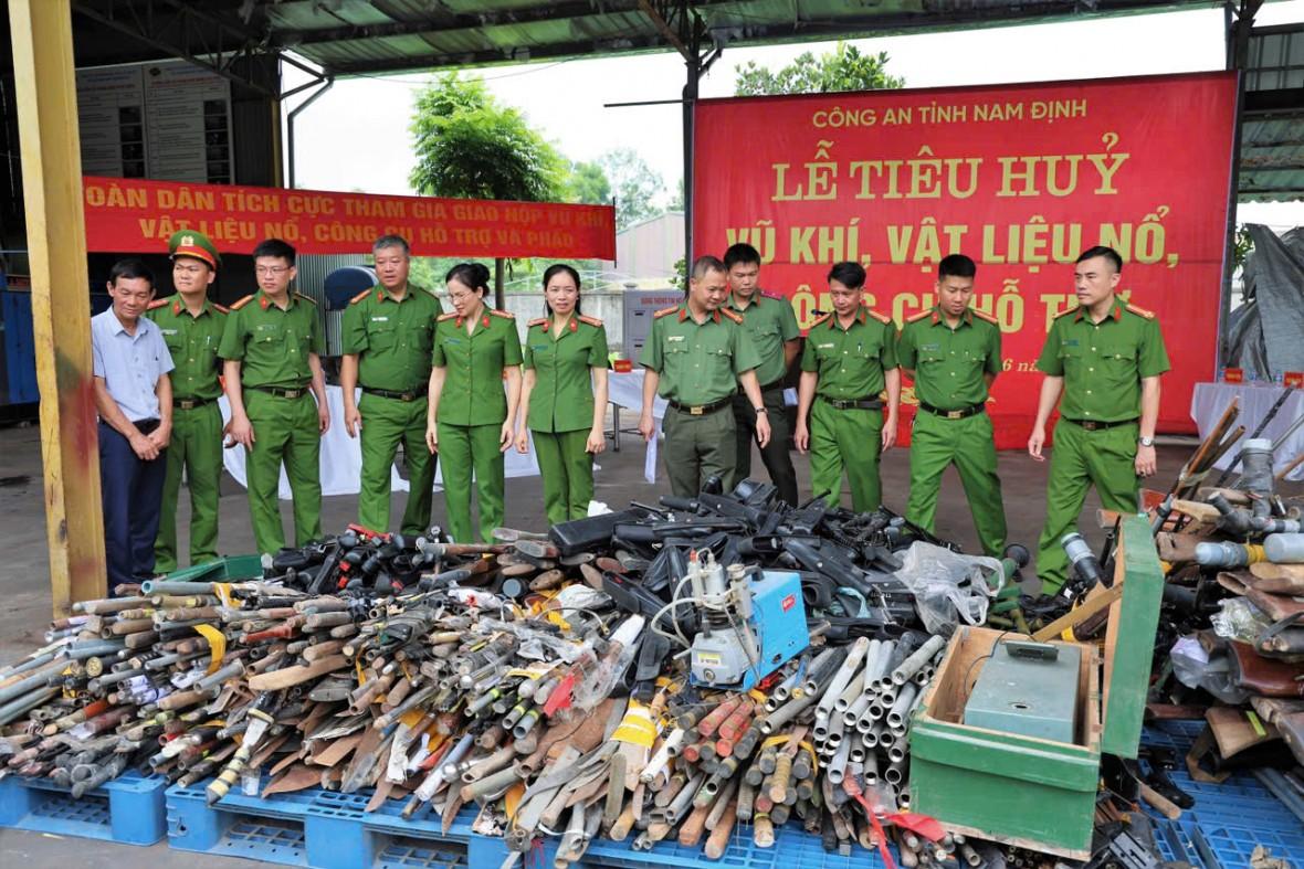 越南南定：销毁 1,797 件武器、爆炸物和工具