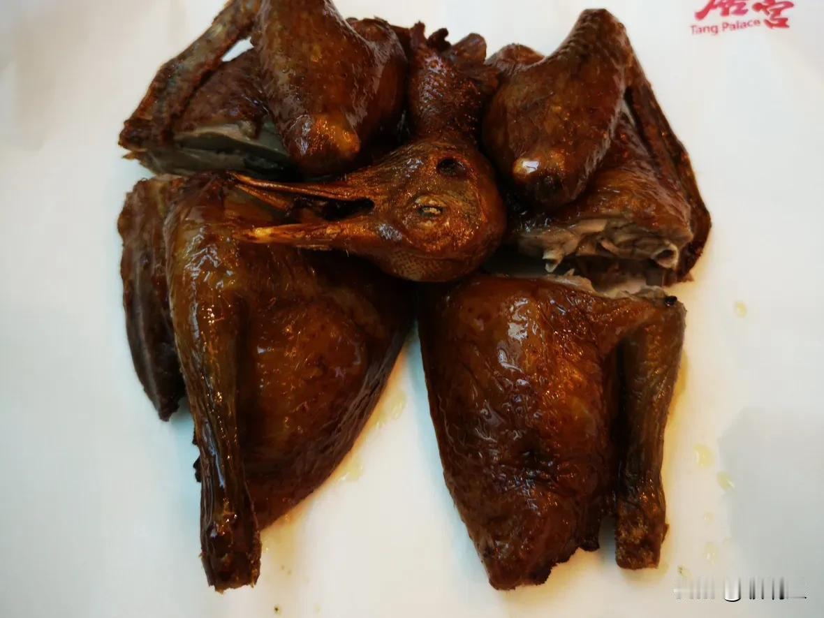 深圳东门老街有一家叫“唐宫海鲜坊”的酒楼，听说这里的早茶非常不错，人气很旺，经常