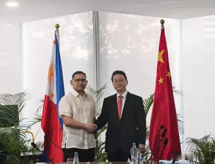 哎，菲律宾那边今天终于松口了？中国外交部官网刚发消息，6月30号在马尼拉，刘劲松