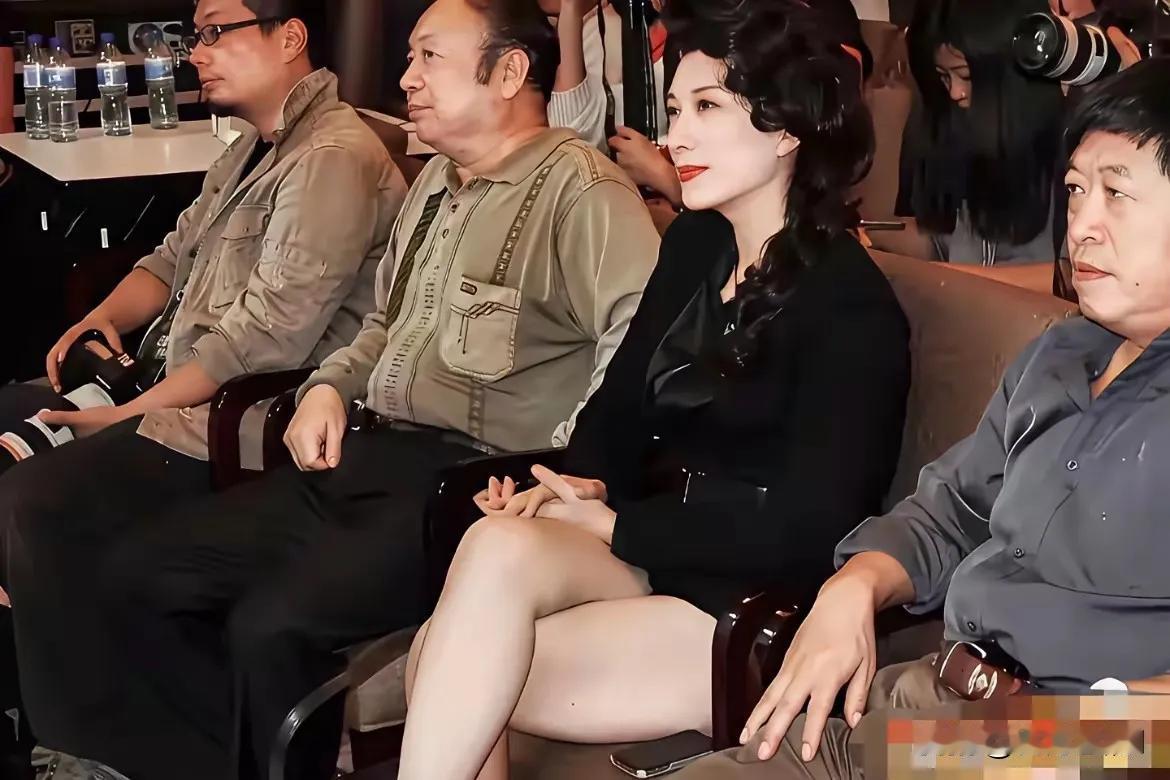 王静已经是63岁的原海政歌舞团的一名大校，国家一级演员，目前无儿无女，歌唱家王静