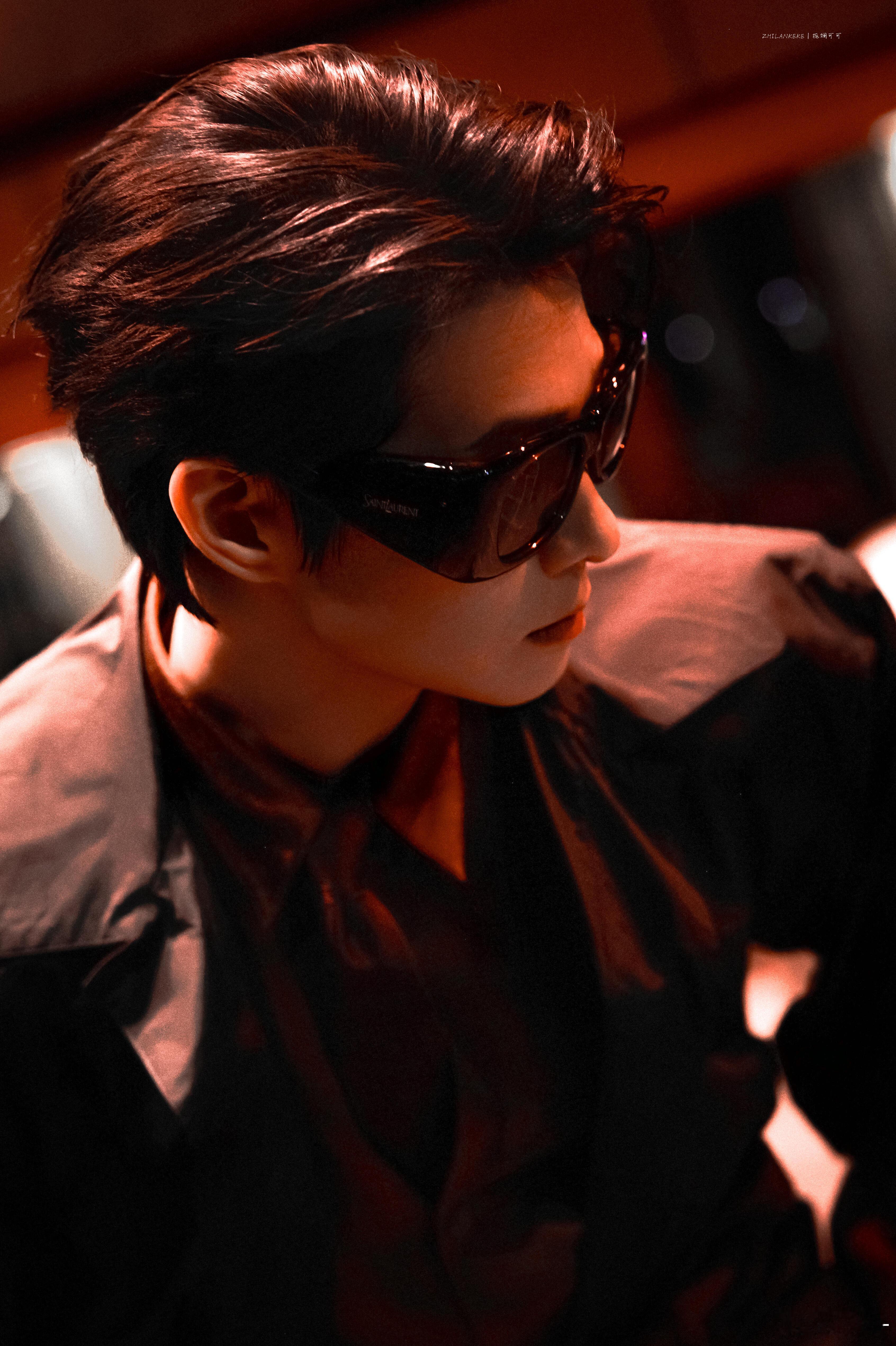 魏大勋出个国帅成这样再次被魏大勋的时尚可塑性折服！此次出国造型在经典与先锋间找到