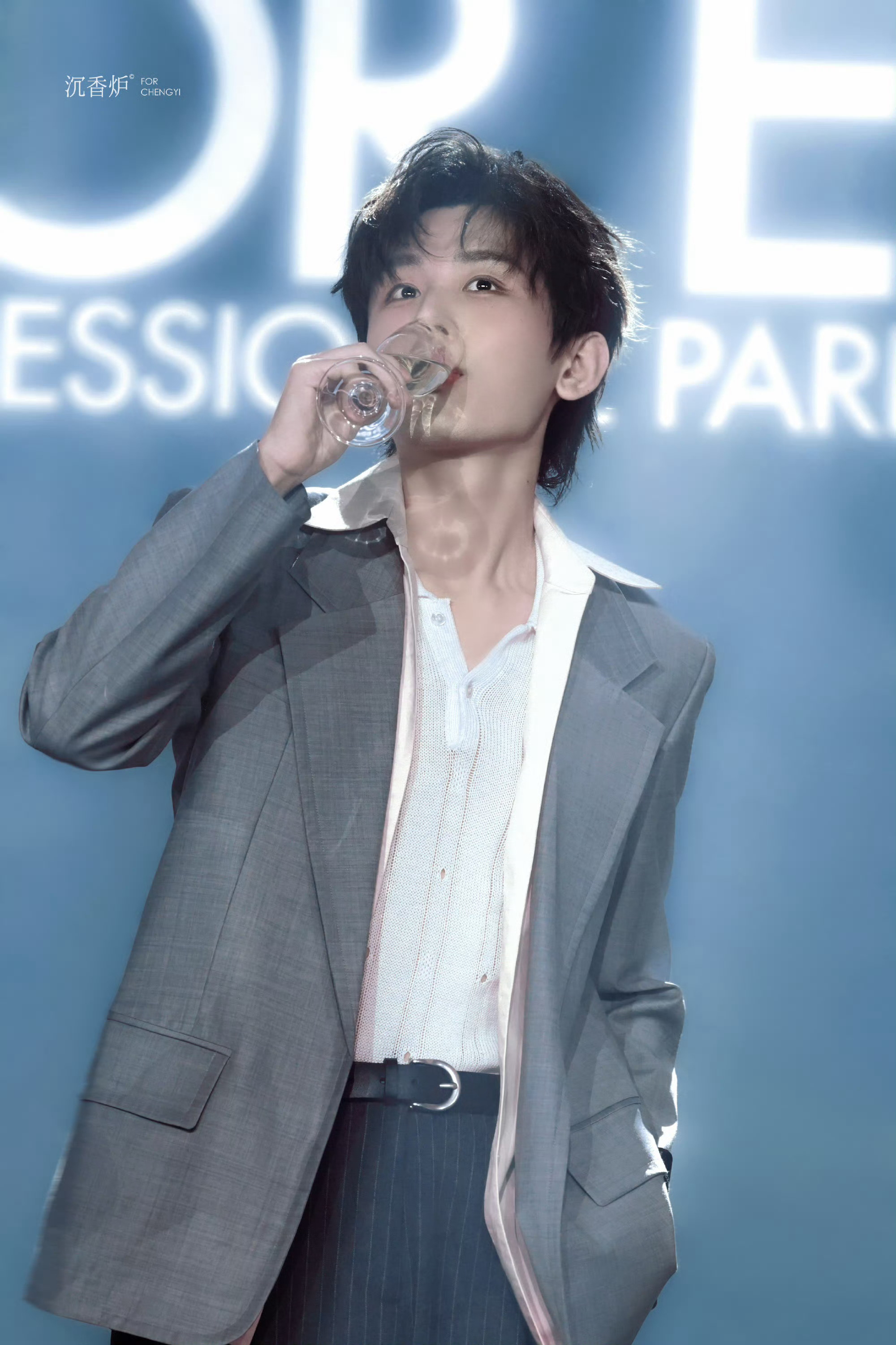 昨晚睡在满是香味的床上，梦见了哥哥我们坐在一个大长桌子两头，中间全是人，一起隔空