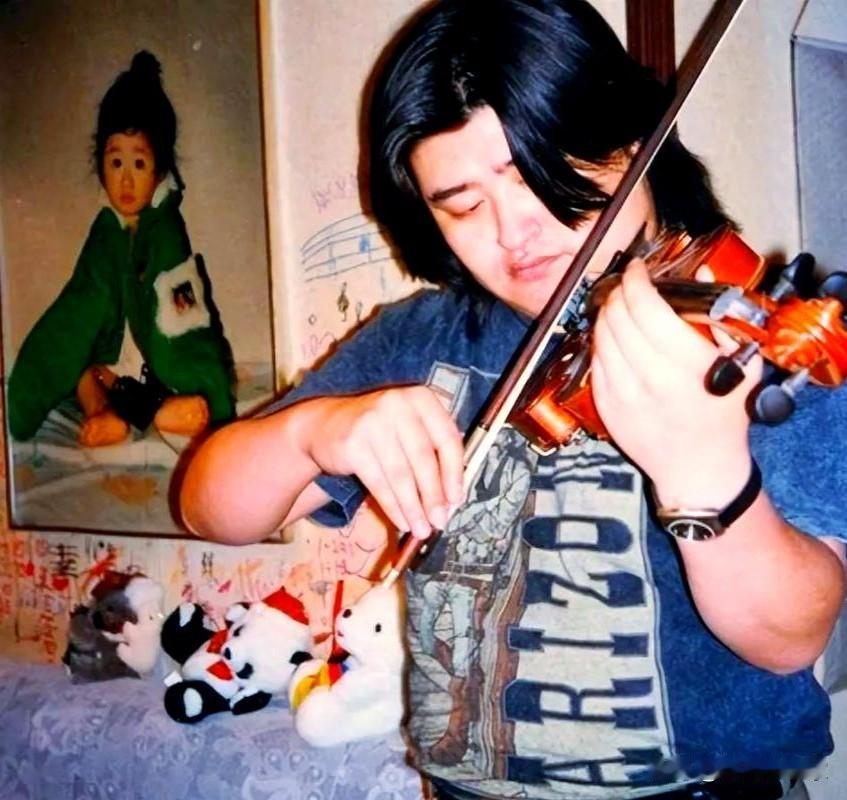 很多人只记得刘欢是乐坛大师，却少有人知道，他本不是科班学音乐的。

1981年高