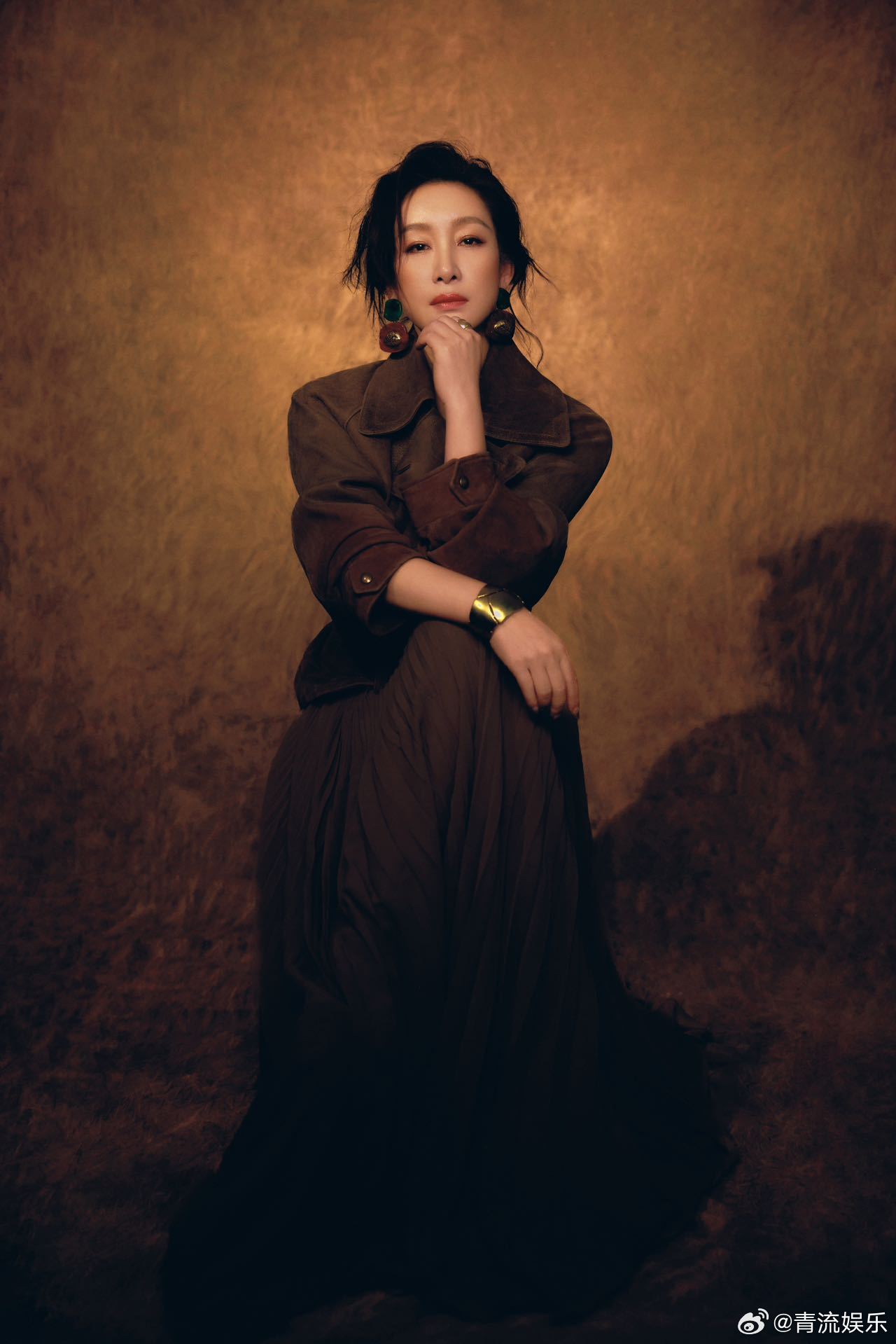 电视剧原地逃离 原地逃离官宣 领衔主演《原地逃离》，海报里一个眼神就勾住我，震慑