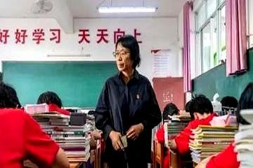 她让2002000名山区女孩走出大山女孩走出大山，却说自己只是