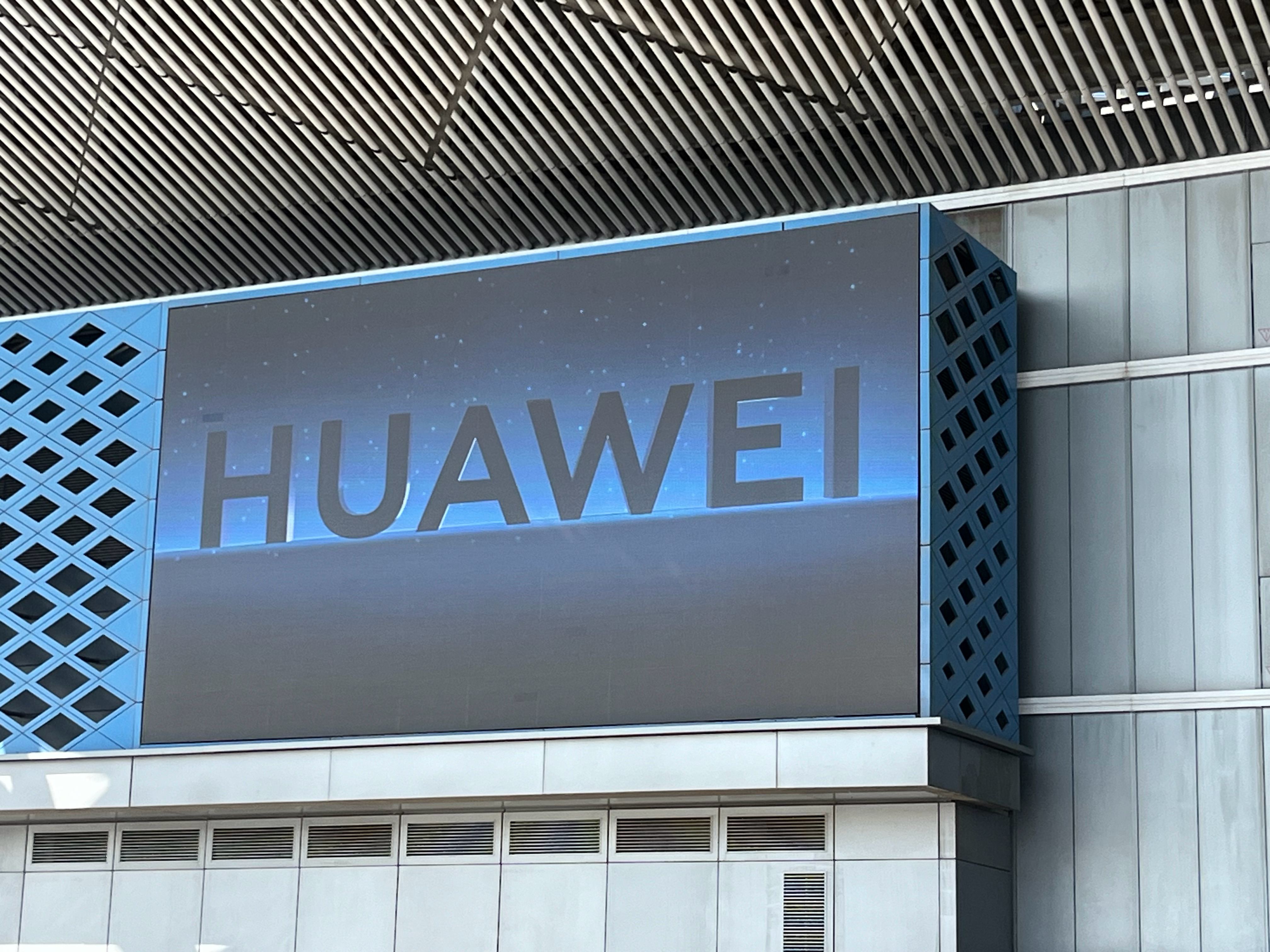 跋山涉水的来会展中心看华为问界汽车发布会咯不知道今天能不能看到易烊千玺捏[举手]