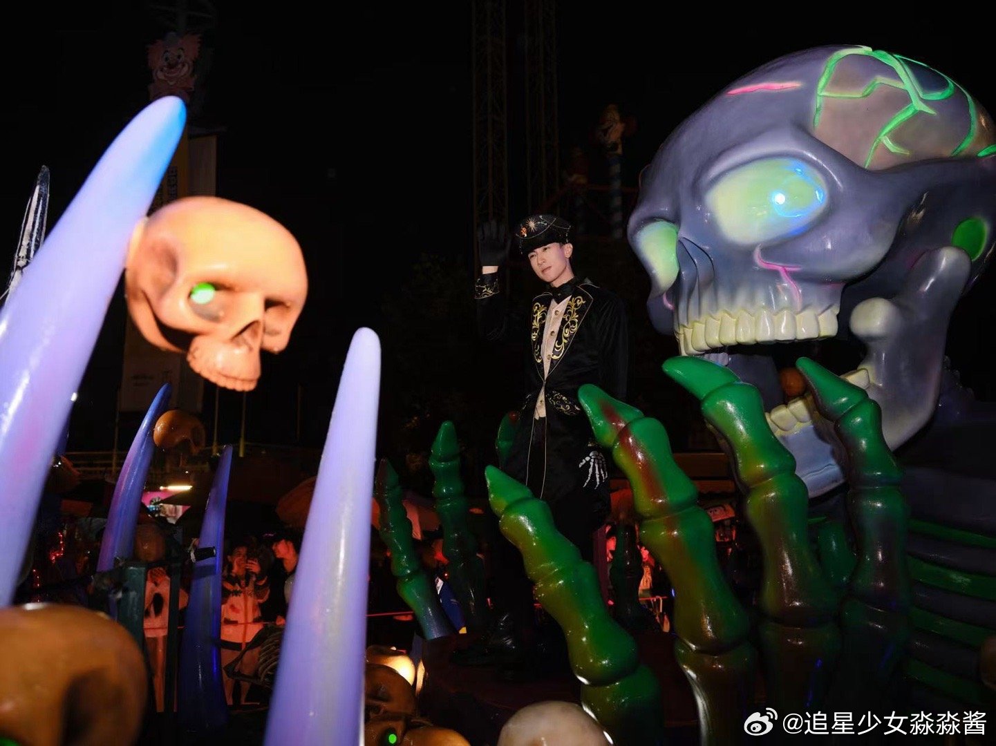 悦凯娱乐｜#吴尊 ✘ #上海欢乐谷  🎃惊奇潮玩节 尊的潮好玩🥳花车巡游🚂