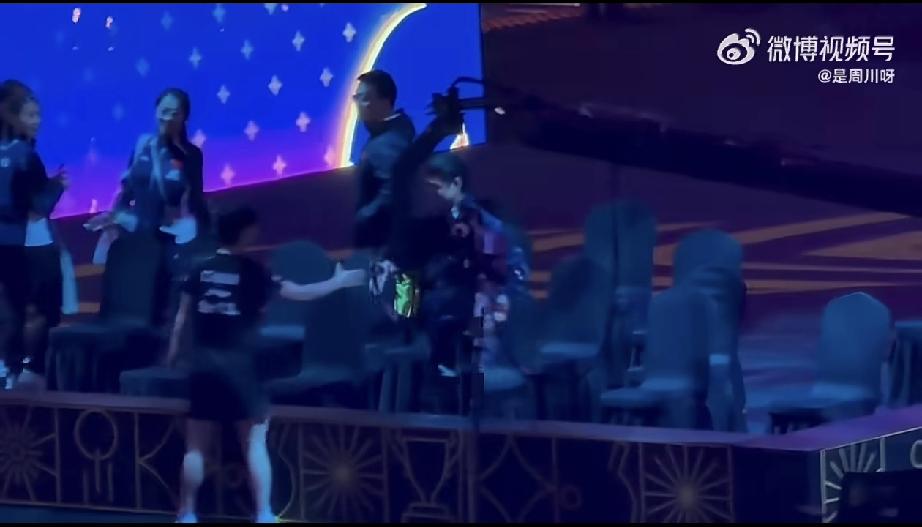 孙颖莎🇨🇳赛后和邱怡可指导握手！
孙颖莎🇨🇳今晚斩获2026澳门世界杯女