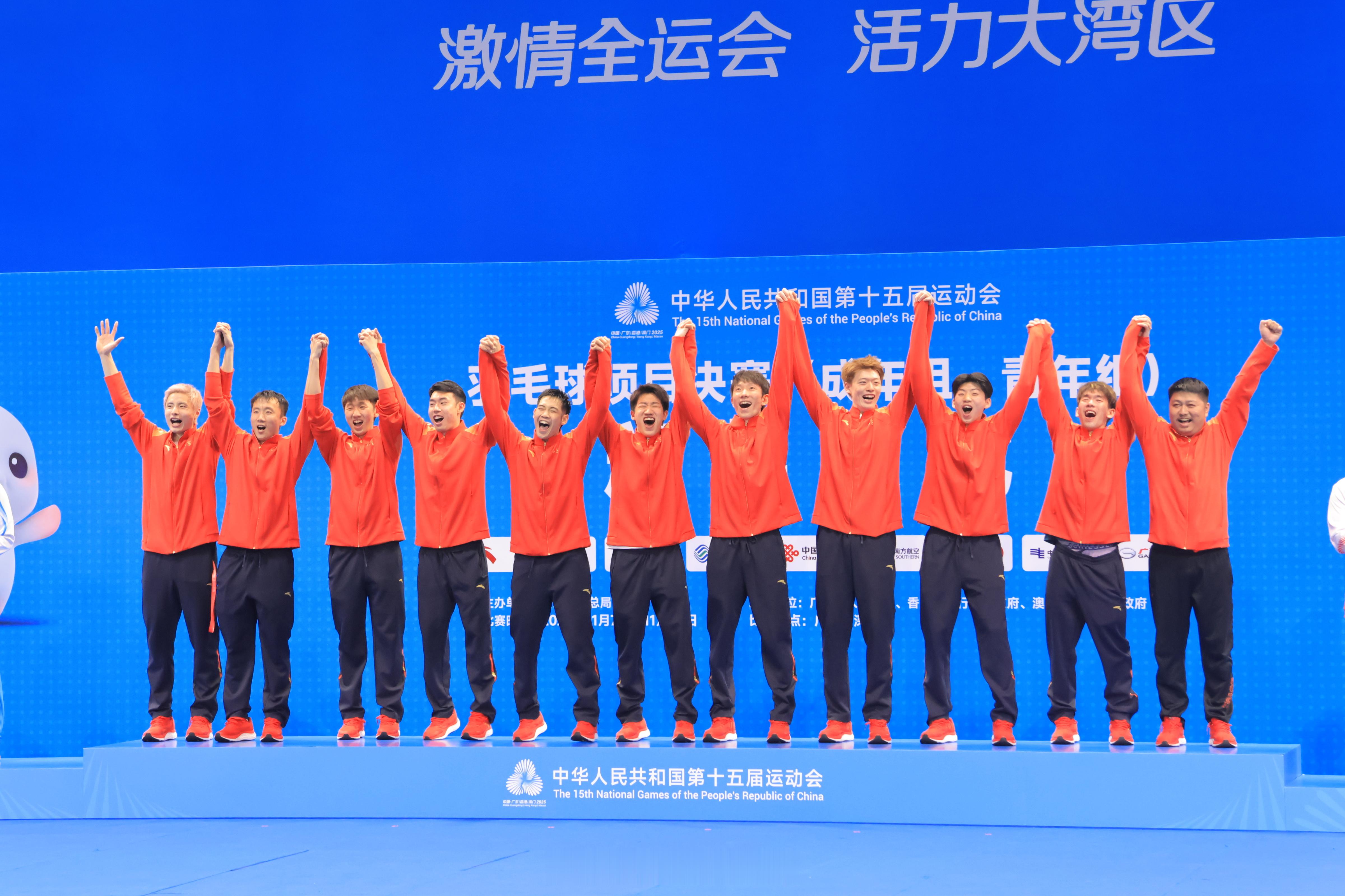 他们就这么手牵着手，一起登上领奖台还有搀扶着受伤的队友上去，共享荣誉团体赛，就是