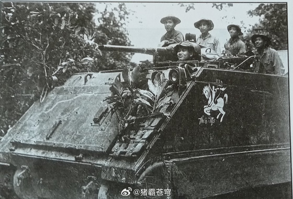 越南战争 越南人民军驾驶一辆缴获的M132“Zippo”装甲火焰喷射装甲车。这辆