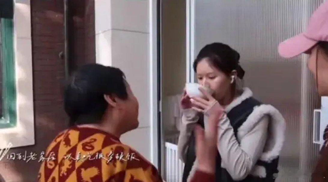 赵露思康复过程好多奶奶的身影 赵露思生病期间，家人陪着她，复出活动，爸爸、妈妈、