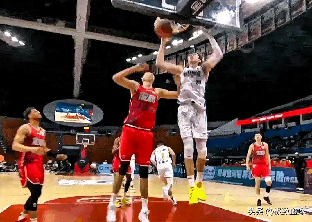 北京老将周琦终于支棱起来了！在今日广州对阵北京的第三节比赛中，陈盈骏吸引徐昕防守