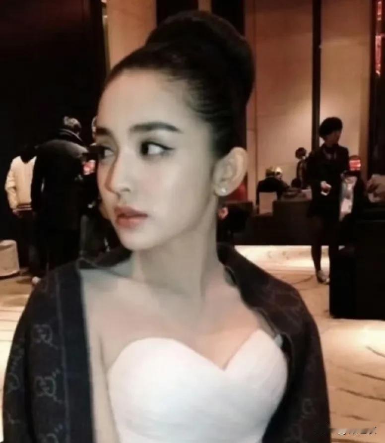 古力娜扎挺能忍受诱惑的，很有原则，当时周星驰西游降魔篇有邀请她出演，但是去的话就