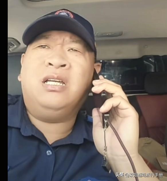 斑马救援说：失联女学生包已找到。
直播中斑马救援大哥说，已经确定的是找到了包。