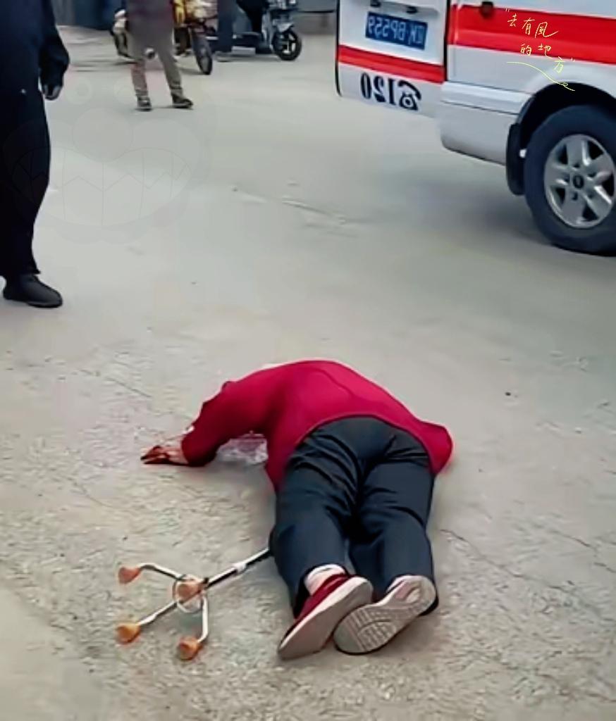 一条街道二十多分钟无人伸手搀扶，这份人心的犹豫，看完实在五味杂陈。杭州一位阿姨独