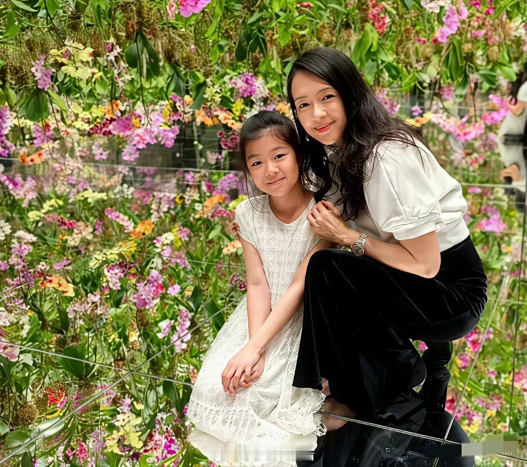 我以为章子怡女儿会长得像刘浩存那么漂亮，好可惜完全没遗传到妈妈的颜值！ ​​​