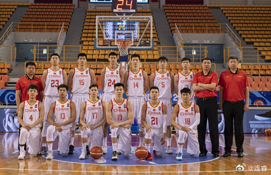 这两张合影分别是2016年U16男篮世青赛和2019年U19男篮世界杯的中国国青