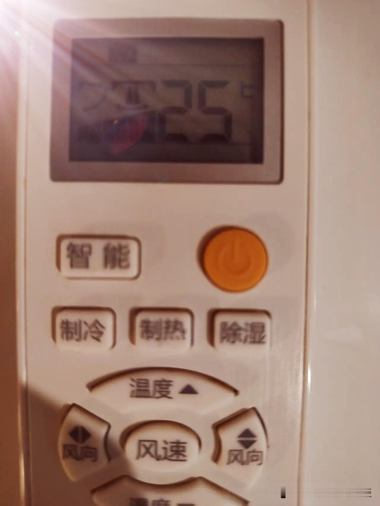 现在浙江正处在梅雨季节，今天晚上的气温，其实也不高，电风扇吹吹也够了，但我还是开