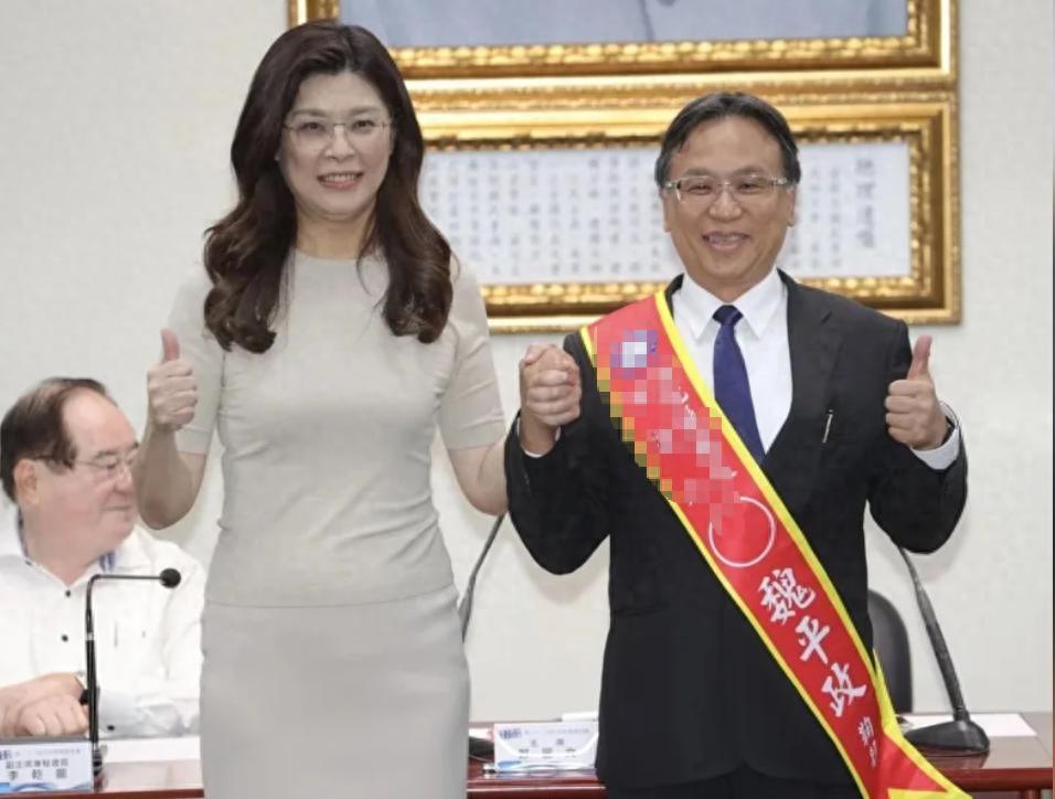 征召魏平政将是郑丽文的滑铁卢，弄不好建制派再次对其发起围剿。5月13日，悬了几个