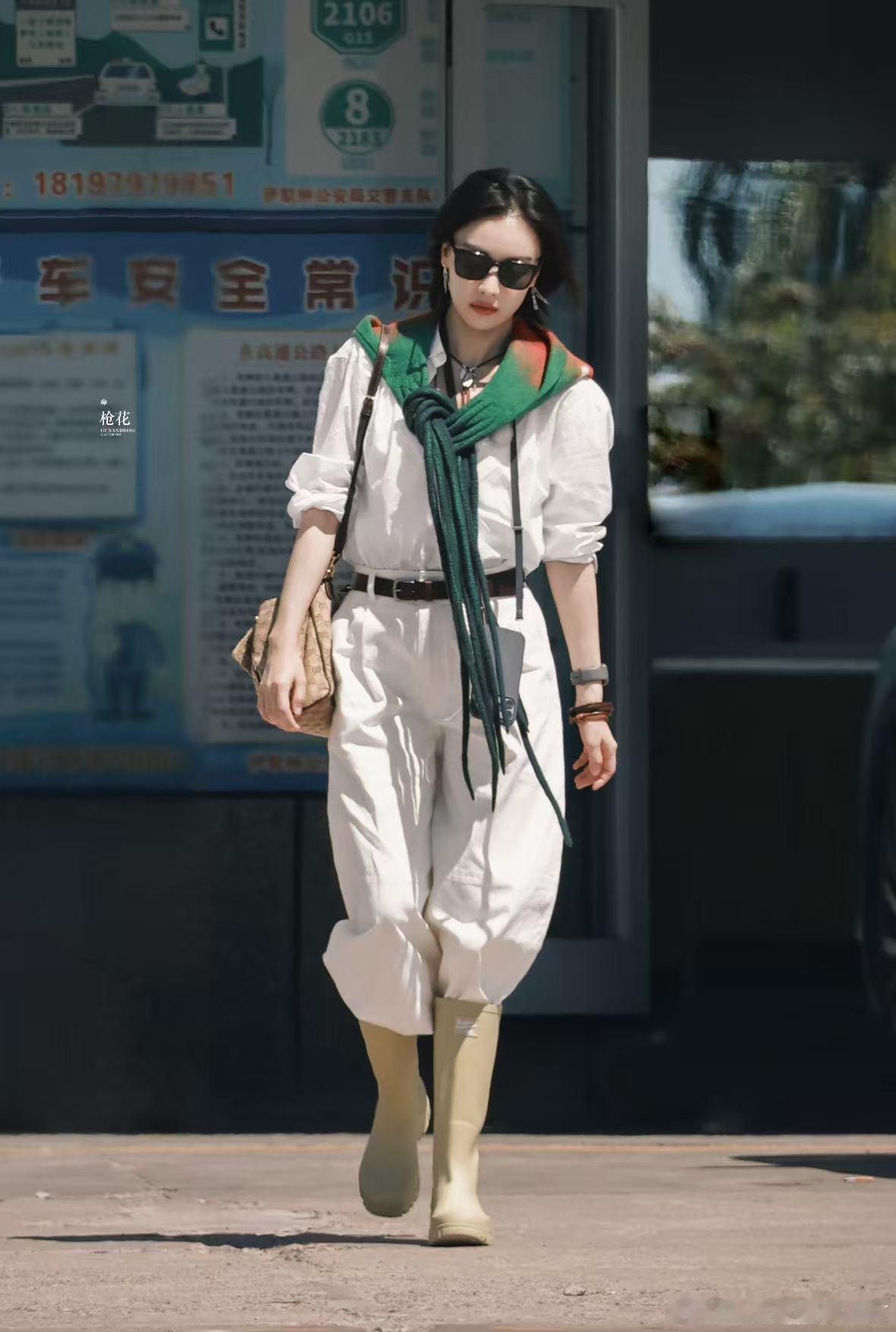 倪妮把帽子搭成了围巾倪妮新奇穿搭思路get！非遗羊毛帽子直接当围巾，旷野松弛感扑